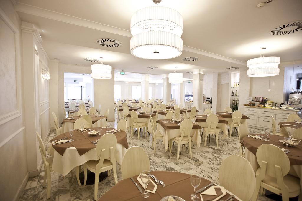 Hotel Aurora Римини Екстериор снимка